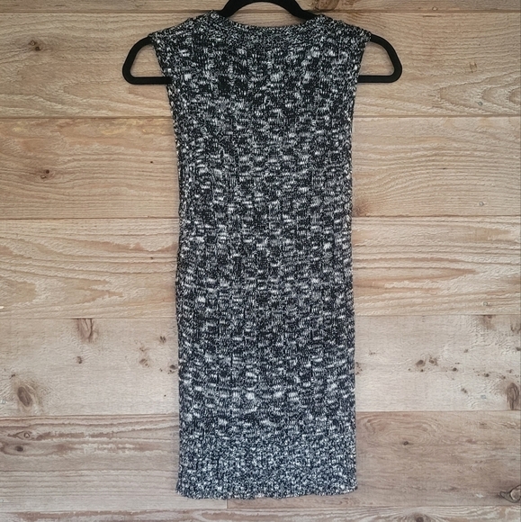 Express Black and White Sleeveless Sweater High Low Size Small - Picture 2 of 6